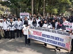 Tuntut Diangkat PNS, Guru Honorer Tolak Rekrutmen CPNS 2018