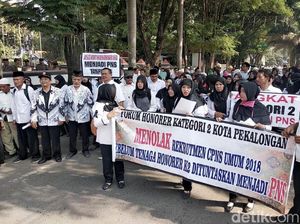 Mendikbud Berharap Tahun Ini Guru Honorer Diangkat Setara PNS Mendikbud Berharap Tahun Ini Guru Honorer Diangkat Setara PNS