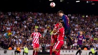 Barcelona terus menekan, hingga akhirnya mendapatkan gol penyama kedudukan melalui sundulan Gerard Pique di menit ke-63. (Foto: Alex Caparros/Getty Images)