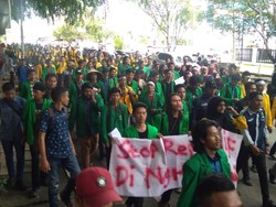 Mahasiswa di Penjuru RI Demo Impor Beras, Bakar Patung Mendag
