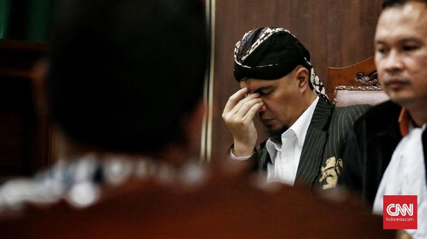 Sidang Lanjutan Ujaran Kebencian Ahmad Dhani Sidang lanjutan ujaran kebencian dengan terdakwa Ahmad Dhani, dengan agenda mendengarkan keterangan saksi meringankan dari pihak terdakwa di Pengadilan Negeri Jakarta Selatan. Senin, 24 September 2018. CNN Indonesia/Andry Novelino