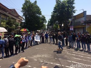 Mahasiswa Jember Demo, Kebijakan Impor Beras Sengsarakan Petani Mahasiswa Jember Demo, Kebijakan Impor Beras Sengsarakan Petani