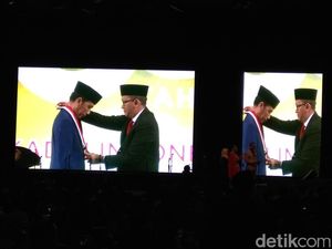 Jokowi Raih Penghargaan Tokoh Pemerataan Pembangunan dari Kadin