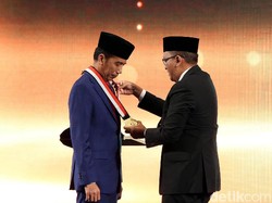 Momen Jokowi Hadiri Ulang Tahun Emas di Ritz-Carlton Jakarta