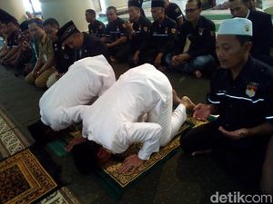 Sujud Syukur Bupati Kudus di Masjid Agung Usai Dilantik