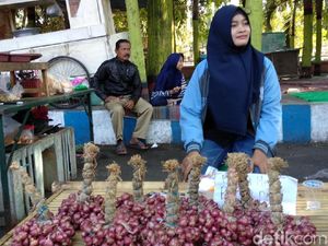 Harga Anjlok, Perempuan Ini Obral Bawang Merah di Pinggir Jalan