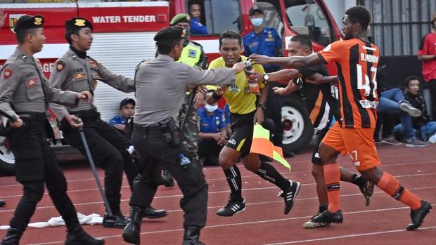 Pemain Perseru Serui Dony Harold Monim (kanan) mengejar asisten wasit Tri Wahyudi (keiga kanan) untuk memprotes keras dalam pertandingan melawan PSIS Semarang saat pertandingan lanjutan Liga 1 Indonesia di Stadion Moch. Soebroto, Magelang, Jawa Tengah, Minggu (23/9). PSIS mengalahkan Perseru dengan skor 4-2. ANTARA FOTO/Aditya Pradana Putra/ama/18.