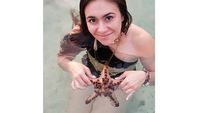 Foto: Wulan Guritno dan Angkat-angkat Bintang Laut