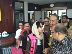 Eks Dirut Pertamina Karen Berbalut Rompi Pink Tahanan Kejagung