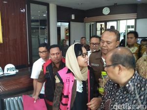 Eks Dirut Pertamina Karen Berbalut Rompi Pink Tahanan Kejagung Eks Dirut Pertamina Karen Berbalut Rompi Pink Tahanan Kejagung