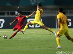 Umpan-umpan langsung ke sepertiga akhir dilepaskan para pemain Indonesia, namun usaha tersebut kerap kandas sebelum masuk ke kotak penalti.