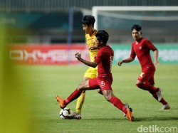 Mereka menusuk pertahanan Indonesia dengan memanfaatkan lebar lapangan.