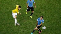 Di Piala Dunia 2014, James Rodriguez membuat gol keren saat Kolombia menghadapi Uruguay di babak 16 besar. Ia mencetak gol first time dari luar kotak penalti yang membuatnya meraih gelar Puskas Award 2014. (Foto: Felipe Dana - Pool/Getty Images)