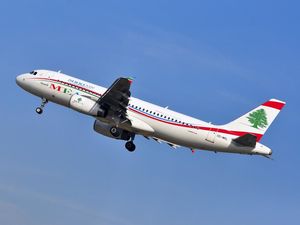 Ketika Pramugari Bantu Wanita Melahirkan di Toilet Pesawat