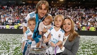 Modric selalu mengajak Bosnic dan anak-anaknya masuk ke lapangan saat merayakan gelar juara Liga Champions. Foto: Instagram @lukamodric10