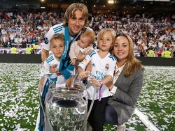 Modric selalu mengajak Bosnic dan anak-anaknya masuk ke lapangan saat merayakan gelar juara Liga Champions. Foto: Instagram @lukamodric10