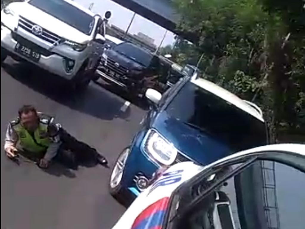 Detik-detik Perempuan Tabrak Polisi Usai Terobos Konvoi Jokowi Detik-detik Perempuan Tabrak Polisi Usai Terobos Konvoi Jokowi