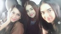 Foto saat Putranya Wisuda, Meriam Bellina Cantiknya Awet!