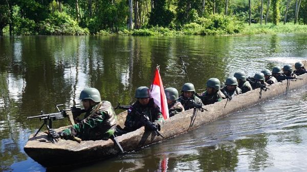 Patroli Menyusuri Hutan Kaliwanggo, Merauke