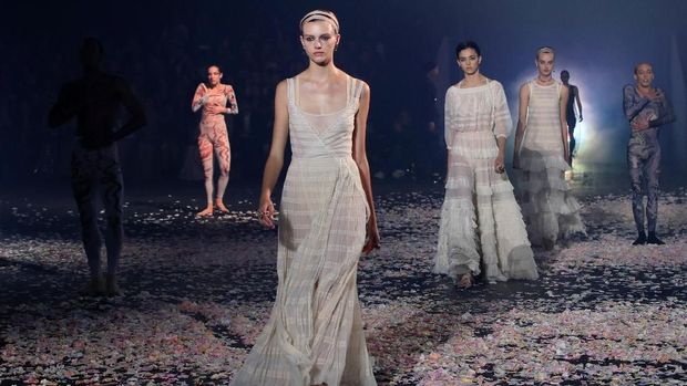 'Tarian' Dior Membuka Paris Fashion Week