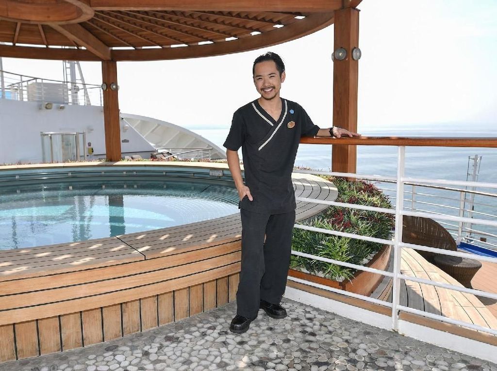 Unik, Pekerjaan Pria Ini adalah Membuat Orang Nyaman Berendam Telanjang Unik, Pekerjaan Pria Ini adalah Membuat Orang Nyaman Berendam Telanjang