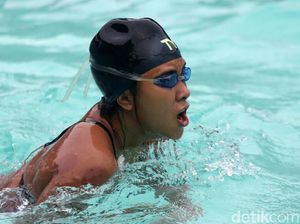 Karena Habitat Laura Dinda di Kolam Renang Karena Habitat Laura Dinda di Kolam Renang