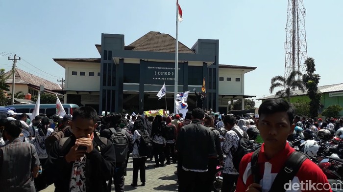 Tenaga honorer K2 di Brebes berdemonstrasi, Selasa (25/9/2018).