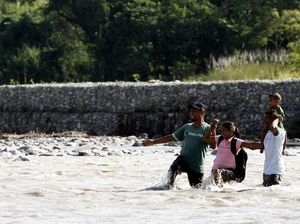 Perjuangan Warga Timor Leste Memasuki Atambua, NTT
