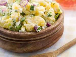 Punya Stok Kentang? Yuk, Bikin Salad Kentang dengan 5 Cara Mudah Ini! Punya Stok Kentang? Yuk, Bikin Salad Kentang dengan 5 Cara Mudah Ini!