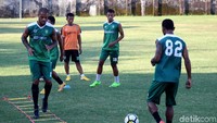 Persebaya saat jalani sesi latihan jelang laga melawan Arema.