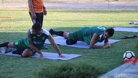 Mantan pelatih Persib dan PSMS Medan itu menyadari bonek tak akan mengikuti tim. Dia bahkan mengimbau bonek tak perlu mendampingi timnya dalam laga kali ini dengan pertimbangan keselamatan.