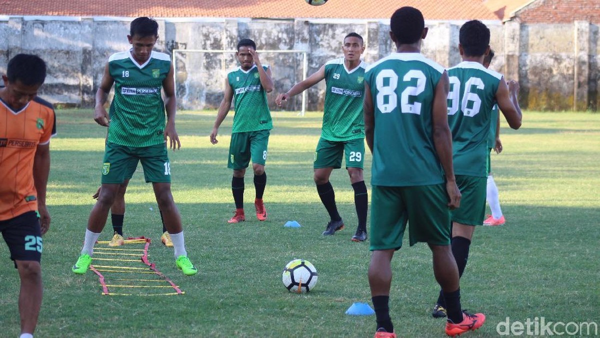 Persebaya saat berlatih di Stadion Jenggolo. (Suparno)