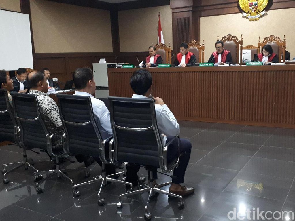 Beda Keterangan Ponakan Novanto Vs Anak Chairuman soal Duit e-KTP Beda Keterangan Ponakan Novanto Vs Anak Chairuman soal Duit e-KTP