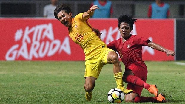 Ilustrasi Timnas Indonesia U-18 (merah).