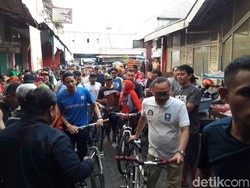 Sandiaga dan Zulhas Bersepeda Blusukan ke Pasar Wage Purwokerto