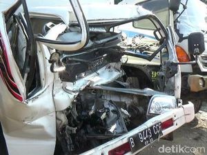 Tabrak Kontainer, Sopir Boks Pengangkut Helm Tewas di Tol Cipularang