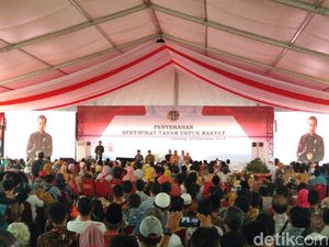 Jokowi Serahkan 7.000 Sertifikat Tanah ke Warga Bogor