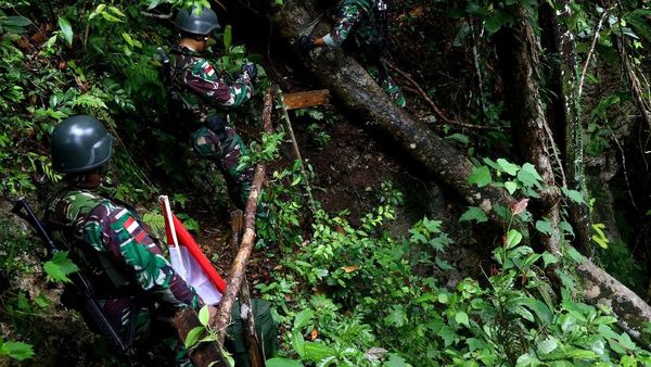 Tebing Curam Menuju Patok Perbatasan RI-PNG