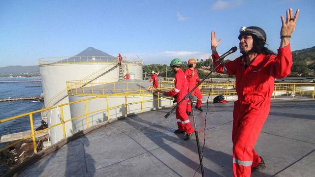 Aktivis Greenpeace Ditahan Saat Duduki Kapal Kargo Minyak 