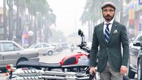 Potret Wak Doyok, Kuli Bangunan yang Jadi Fashionista Tajir karena Brewok