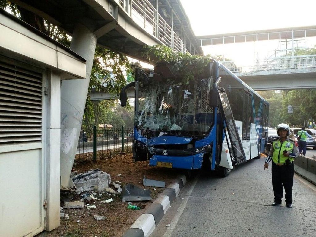 TransJ Yang Kecelakaan di JPO Tak Berpenumpang TransJ Yang Kecelakaan di JPO Tak Berpenumpang