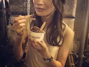 Sederhana dan Cantik! Gaya Gemma Chan Ngemil Es Krim dan Bikin Roti