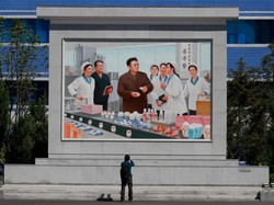 Literally, Ada Jutaan Gambar Kim Jong Un & Il Sung Dipajang di Korea Utara