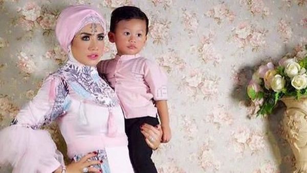 10 Momen Manis Shinta Bachir dengan Anaknya yang Lucu
