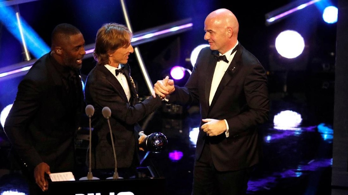 Luka Modric saat penyerahan award Pemain Terbaik Dunia FIFA 2018 (John Sibley/Reuters)