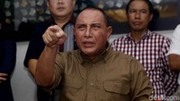Penghentian Sepakbola Liga 1 itu tentunya atas Insiden tewasnya seorang Jakmania, Haringga Sirila jelang laga Persib Bandung vs Persija Jakarta, Minggu (23/09/18) kemarin.