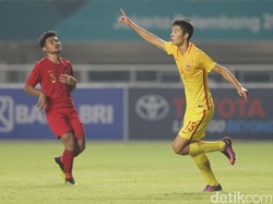 Gol kembali lahir dari skema sepak pojok setelah sontekan Qianglong Tao diteruskan dengan sundulan Chaoyang Liu. China unggul 2-0 hingga turun minum.