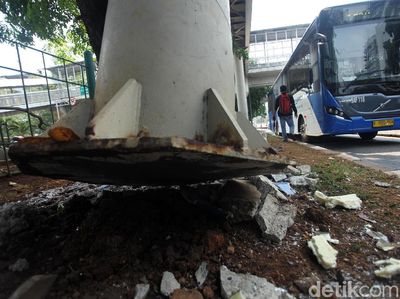Nyaris Ambruk, Begini Penampakan Tiang JPO yang Ditabrak TransJ