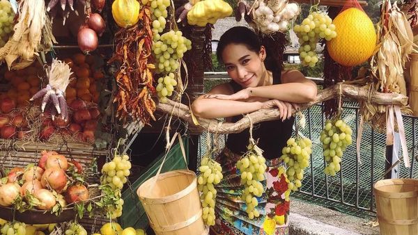 Cantiknya Pise Artis Thailand Chermarn Boonyasak Saat Ngopi dan Kulineran di Italia