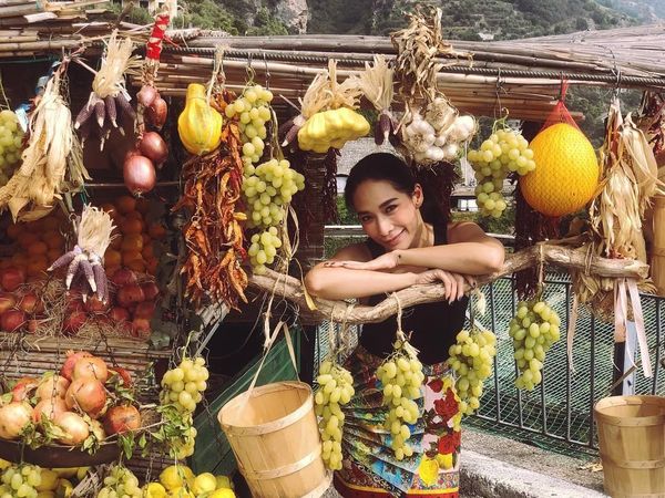 Cantiknya Pise Artis Thailand Chermarn Boonyasak Saat Ngopi dan Kulineran di Italia